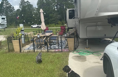 Baker County House | Charming 2-bedroom RV w full access to Beach tiki barpool 30 min Jacksonville
