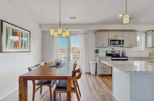 Douglas Condo | Charming 2BR/2BA Condo 1 Mile from Lake Michigan, with shared pool