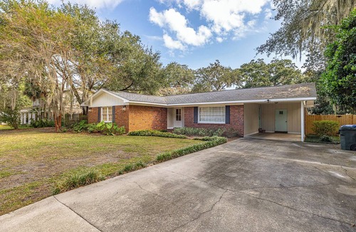 Saint Simons Heights House | Charming 3-bedroom mid island home with walking distance to Redfern Village