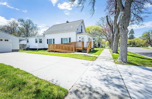 Lakeside House | Charming 3-bedroom house in wonderful Muskegon with WiFi, AC