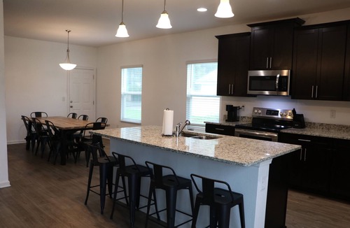 Jacksonville House | Charming 3-bedroom house in Jacksonville with AC and WiFi