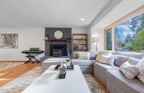 Inglewood-Finn Hill House | Charming and Spacious House with Relaxing Huge Deck