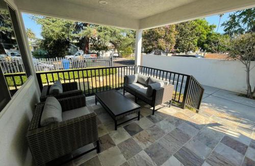 Sherman Oaks House | Charming Bright Traditional Home in Sherman Oaks