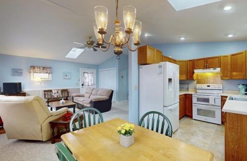 Chamberlain House | Charming Cottage with Ocean Views, Wifi, and Washer and Dryer
