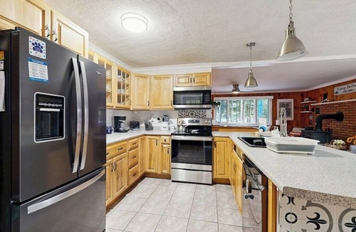 Monmouth House | Charming Four-Season Lakehouse with Scenic Views and Activities for All Ages