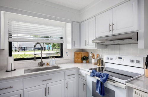 Gainesville House | Charming Home 4BR, Near UF, Firetable, Backyard fence, King Bed, Games, BBQ, Joy