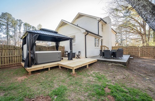 Stone Mountain House | Charming Home Near StoneMountain Park w/Playroom & Hot Tub