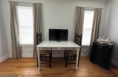 Hammondsport Apartment | Charming studio apartment in Hammondsport- Unit 5 @ The Champagne House