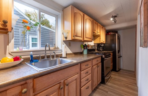 Dundee Cottage | Charming Waneta Lake Front Cottage! KAYAKS! FLX Wine Country