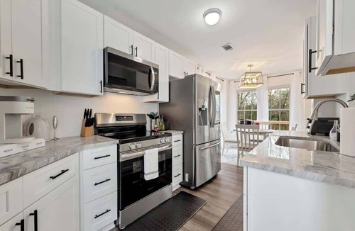 Hoschton House | Chateau Elan Family Home Retreat Fast WiFi Sleeps 15
