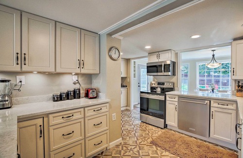 Marietta Cottage | Cheery Cottage w/Yard < 1 Mile to Marietta Square