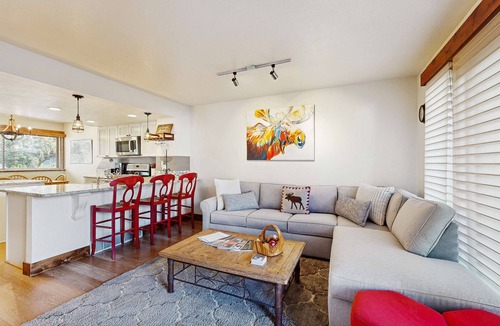 Park Meadows Condo | Cheery townhome in Park City with large, furnished deck & private hot tub