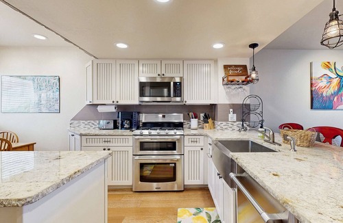 Park Meadows Condo | Cheery townhome in Park City with large, furnished deck & private hot tub