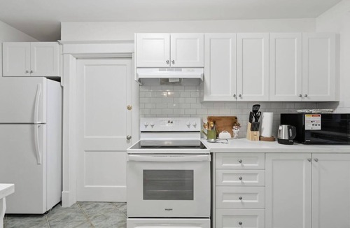The Beaches House | Chic 2BR With Workspace - 2-Min Walk to Beach