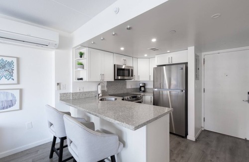 Waikiki Condo | City Lights, Mountain View! Ilikai Hotel, One-Bedroom, Renovated & updated!