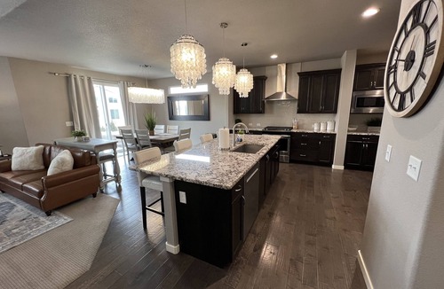 Timnath House | Clean Spacious Home with 5 King Beds, 2 Full Kitchens & Backyard Escape