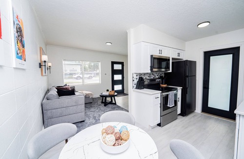 Lawsona - Fern Creek House | Close to the Action, Peaceful When You Return - 2BR In Downtown, Sleeps 6