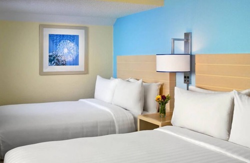 Chesterfield House | Close to Westfield Chesterfield Mall! 3 Pet-friendly Units w/ FREE Breakfast!