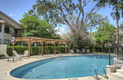 Saint Simons Island Condo | Closest to Pier Village Pool Pet-Friendly 0.7 Miles to St. Simons Beach