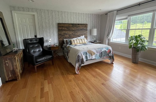 Newtonville House | Comfortable Poolside Luxury 21//2 hours from NYC