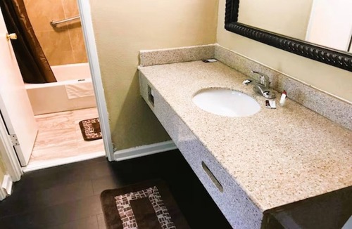 Governor's Walk Hotel | Comfortable Room near Tallahassee Downtown Market & Attractions | Free Parking