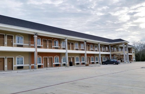 Beeville Hotel | Comfortable Studio Perfect for Pet Lovers Visiting Beeville Attractions