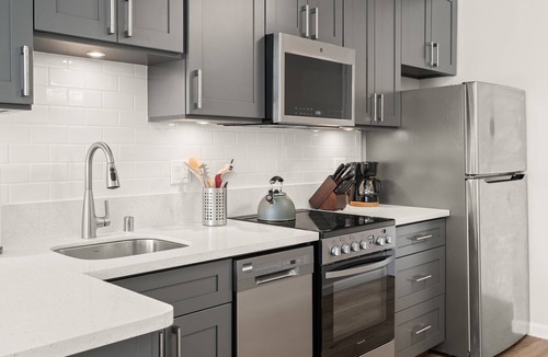 Waikiki Condo | Comfy studio in Heart of Waikiki! Quick walk to beach, close to Ala Moana!