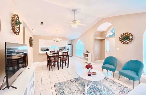 Tallahassee House | Cool and Bright Room Designed for Relaxation