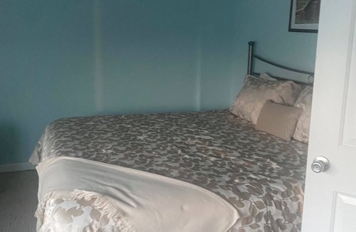Dundee House | Cool house with AC in charming Dundee with gorgeous views of the lake