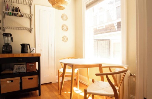 Broadway Condo | Corner Sunny Unit. TempurPedic bed. Secure Parking
