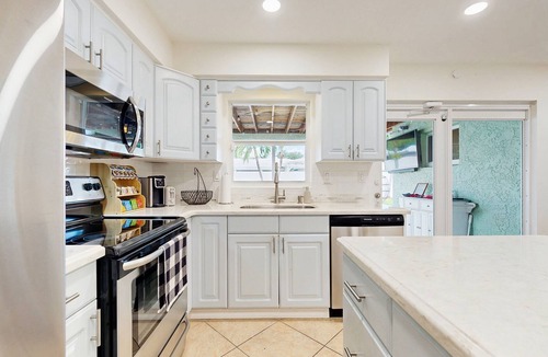 Coral Ridge Isles House | Costal home near Lauderdale by the Sea with game room, pool & jacuzzi
