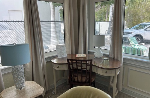 Sarasota Cottage | Cozy 2Bd+2 Ba beach cottage; scrnd FL rm, 5min thru dune to bch; VR22-00059
