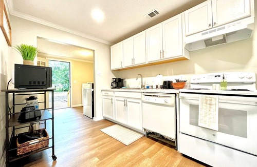 Waycross House | Cozy 3 BR home well centralized in Waycross - Perfect for Families & Work Stays