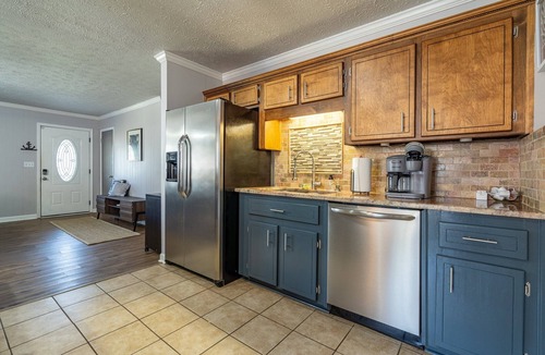 Acworth House | Cozy 3BR Acworth Retreat Near Downtown & Lake
