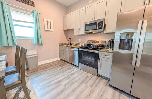 Atlanta House | Cozy 4BR with Porch, King Bed Near Mercedez Benz & Downtown, Pet Friendly
