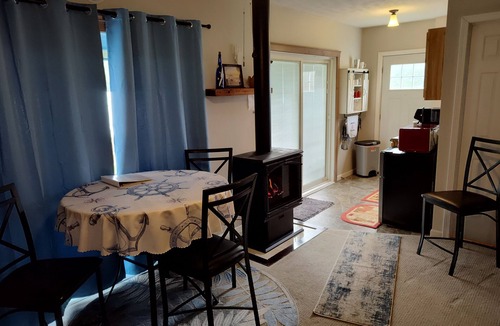 Town of Benton House | Cozy All Season Bungalow right on the Lake wine and brewery trail.