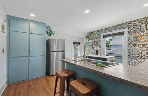 Easttown Apartment | Cozy and charming 2-bedroom Apartment in Grand Rapids with AC