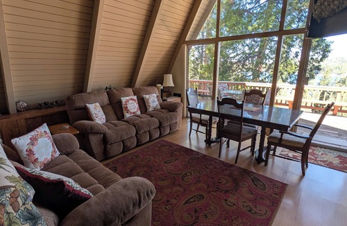 Cedar Glen Cabin | Cozy Cabin/Lake Views/Pool Table & Games/Deck & BBQ/10 Mins to Village + Park