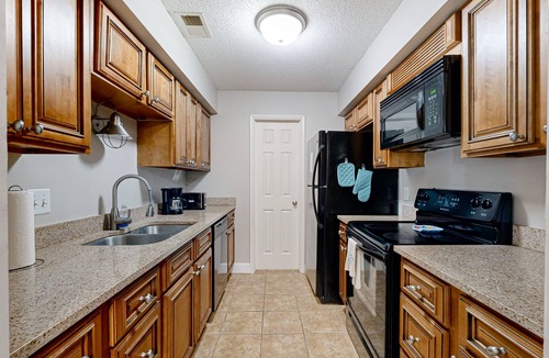 Saint Simons Heights Condo | Cozy condo with sunroom, pool, tennis & modern kitchen near beaches & dining