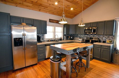 Marion House | Cozy farmhouse! Pool table, fire pit, minutes to Lake James, downtown Marion!