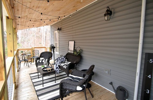 Marion House | Cozy farmhouse! Pool table, fire pit, minutes to Lake James, downtown Marion!