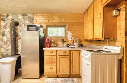 Fountain Cabin | Cozy Log Cabin with Dock, Kayaks, Firepit, AC, minutes to Ludington and Lake MI