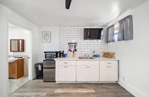 San Jacinto Apartment | Cozy ocean view condo on Galvestons east end, close to cruise terminal