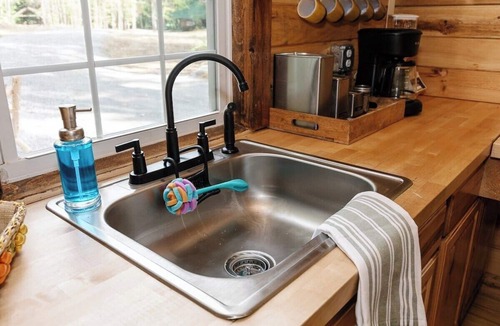 Middle Grove Cabin | Cozy pond-view, vintage charm, nature trails, canoe, firepit, & pet-friendly fun—12 mi from Saratoga