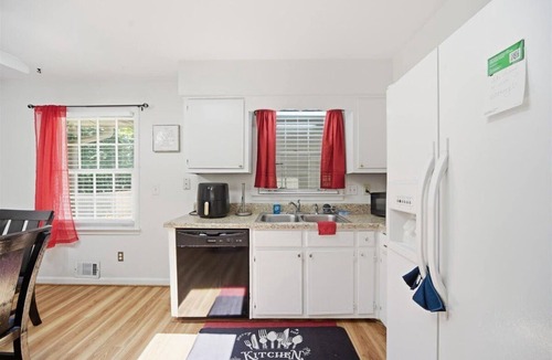 Stone Mountain House | Cozy & Quiet Stay | 3 Min to Stone Mountain Park