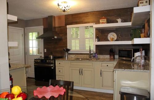 Forest Park House | Cozy, Relaxing 4-Bedroom House in Forest Park