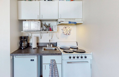 North Ocean City Condo | Cozy, simple condo with patio, central AC, and kitchenette - walk to the beach