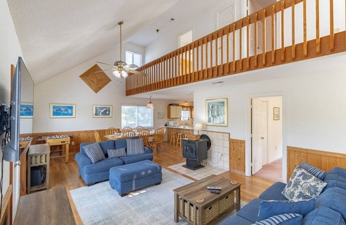 Tuckahoe House | Cozy soundside Duck home w/community pool and tennis!