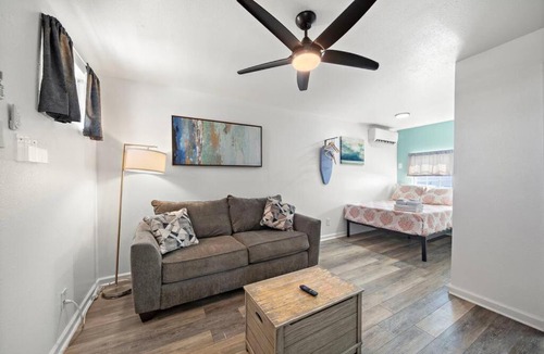 San Jacinto Apartment | Cozy studio across the street from the seawall and close to Cruise Terminal
