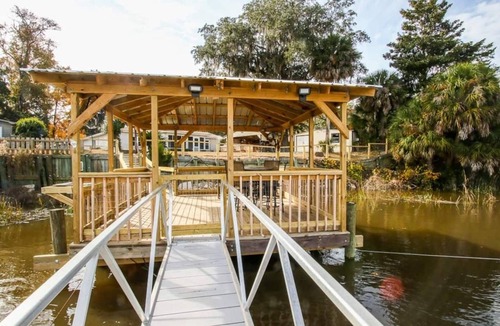Midway House | Crabbin Cabin - Spacious, Seasonal Riverside Home